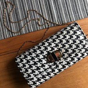 NWOT Houndstooth clutch with gold chain.